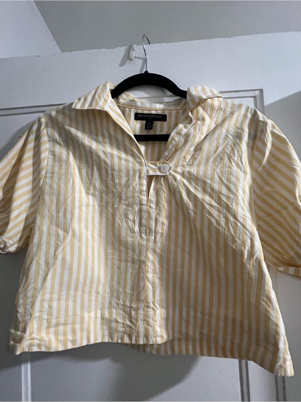 Banana Republic White and Pale Yellow Striped Button-Up Top - Cropped